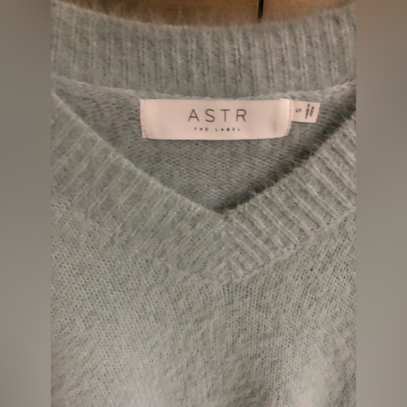 Beautiful V-neck puff sleeve fur hair sweater 🩵 - Picture 3 of 4